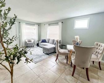 Cozy 2 Bedroom home, Dade City! - Dade City - Comedor