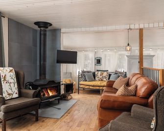 Black Lake Chalet and Spa in the Laurentians - Nominingue - Sala de estar