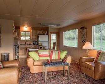 Mcbarron Cottage W/ Views Of The Bay - Lopez Island - Living room