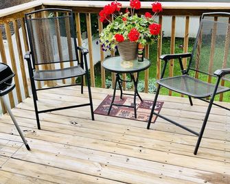 Cute cozy apartment. Half a block walking distance from beautiful downtown Ionia - Ionia - Balcony