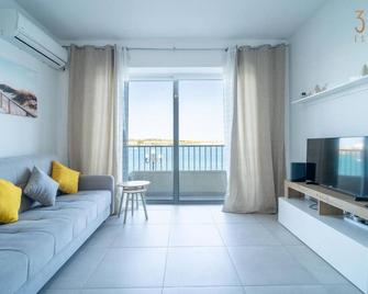 Peaceful Seafront 3BR Apt with Balcony by 360 Estates - Birżebbuġa - Living room