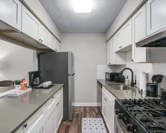 Modern & Updated First Floor 1br Near Hwy/Airport - Rocky River - Kitchen