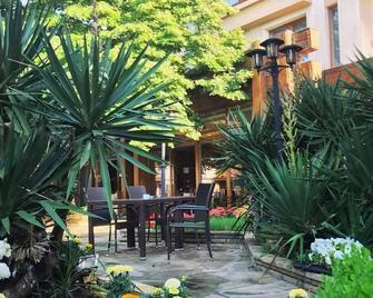 National Palace Spa & Wellness Hotel - Sliven - Patio