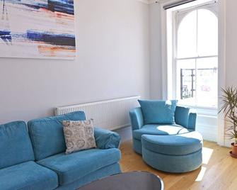 By The Pier - Eastbourne - Wohnzimmer