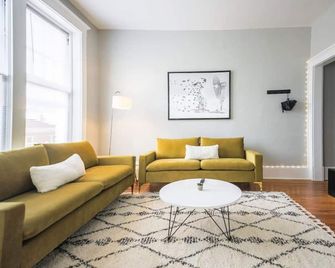 The Chic Downtowner- 2 bedroom apartment - Martinsburg - Olohuone