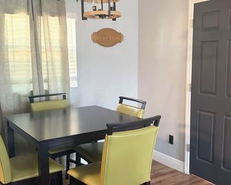 Amelias Arena Retreat 4bedroom home in Orlando - Orlando - Dining room