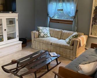 Mahnomen Cottage: Hike, Bike, Fish, & Relax only 2 hrs north of the Twin Cities! - Deerwood - Living room