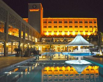 Amérian Hotel Casino Carlos V - Termas de Río Hondo - Piscina