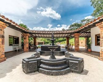 Villa Gama Vip En Sopetran, Vistas increíbles Con Jacuzzi y Piscina - Sopetrán