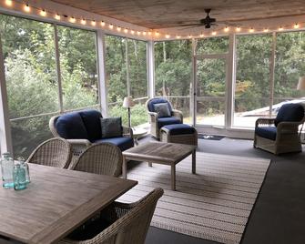 Newly Renovated Home In The Heart Of Eastham - Eastham - Living room