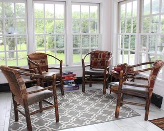 The Bond Inn Room #6 - Warrensburg - Sala de estar