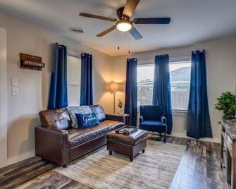 Sevier Cottage - Kingsport - Living room