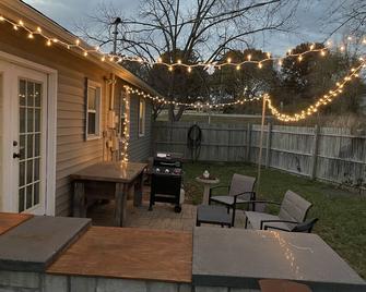 Cozy cottage with fire pit in safe area with easy access to Kansas City! - Liberty - Patio