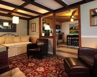 Eagle House Motel - Rockport - Living room