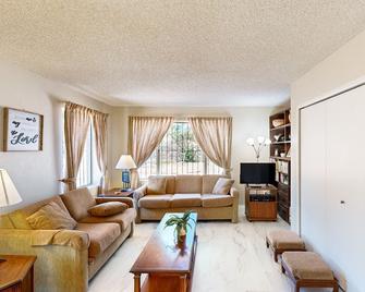 Single-level home with large yard, patio, grill, mountain views - Sierra Vista - Sala de estar