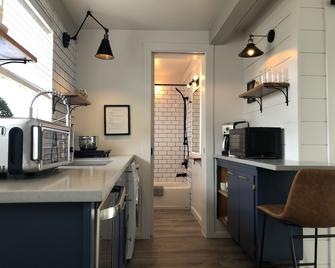 Private, Stand-Alone Apartment, 2 blocks from Greenlake - Seattle - Kitchen