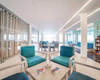 Hikkaduwa Beach Hotel - Hikkaduwa - Oleskelutila