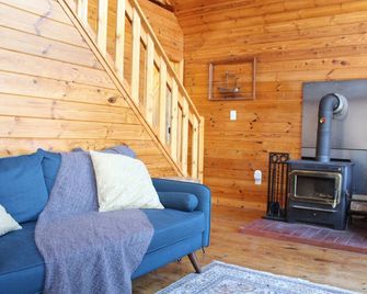 Relax and Unwind in Beautiful West Virginia Cabin - Mathias - Sala de estar