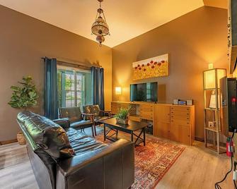 2-Bedroom apartment (D2), walk to Main Street - Lake Placid - Living room