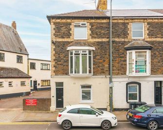 Newport's heart: Steps from shops & local charm! - Newport - Building