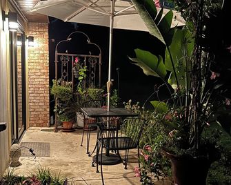 Luxury Historic Stay + Garage, Near Tarleton - Stephenville - Binnenhof