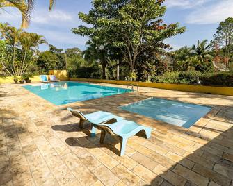 Piscina, jardim, área gourmet e vista arborizada - Guararema - Pool