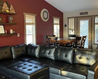 Quiet relaxing home on acreage just minutes from Sylvan Lake - Sylvan Lake - Huiskamer