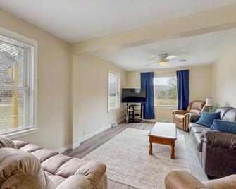 Rustic Farmhouse Getaway Near Bear Lake w/ Large Yard, Picnic Tables, Near Town - Bear Lake - Living room