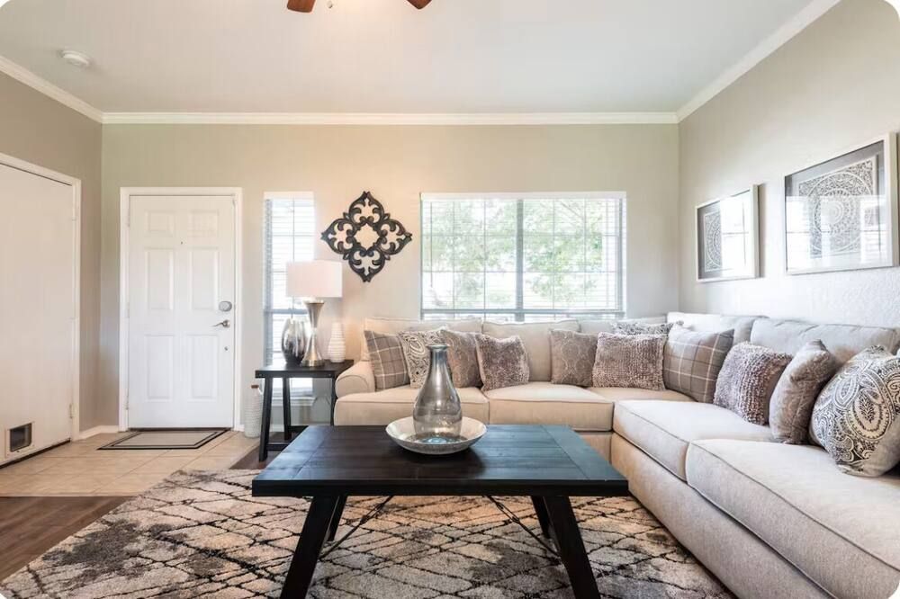 Charming! 3BR/2.5BA two-story home near Lackland AFB! Fully equipped kitchen - سان انطونيو - غرفة معيشة