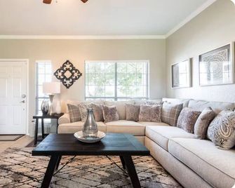 Charming! 3BR/2.5BA two-story home near Lackland AFB! Fully equipped kitchen - San Antonio - Sala de estar