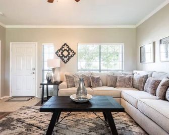 Charming! 3BR/2.5BA two-story home near Lackland AFB! Fully equipped kitchen - سان انطونيو - غرفة معيشة