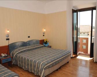 Hotel Victoria - Rivisondoli - Bedroom