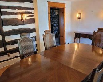 1798 historic log cabin and 3 acres in Gettysburg you can rent privately. - Gettysburg - Dining room