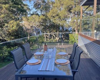 A lovely cosy cottage with a delightful double deck to enjoy the views - Tomakin - Balcony