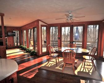 Pet Friendly, Secluded & Most Private. A Gem, Near All Area Attractions & Tiec - Columbus - Dining room