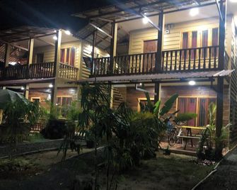 Mountain View House 120sqm 2 separate apartmnts car park spring water fiber WIFI - Kampot - Building
