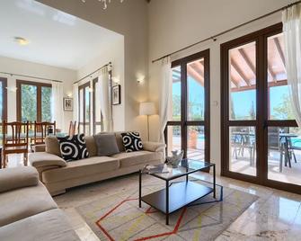 3 bedroom villa Dionysos 373 with private pool and pretty garden, Peaceful location within Aphrodite Hills Resort - Kouklia - Olohuone