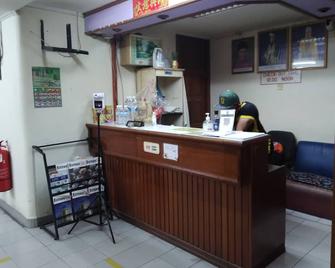 OYO 90376 Centre Point Hotel - Limbang - Front desk