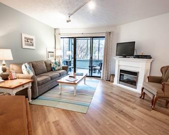 Pet Friendly | Downtown Charlevoix Condo | Indoor/Outdoor Pool | Jacuzzi Tub - Charlevoix - Living room