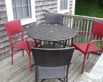 Historic 2 Bedroom sleeps 6 Tastefully Decorated, ~AC~Apartment - Block Island - Balcony