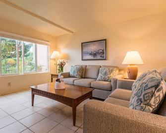 Your Home Away From Home! 2 Classy Units, Full Kitchen and Parking! - Oxnard - Sala de estar