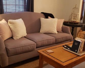 Pet & Family Friendly, Quiet, Near Hwy 39 & 88, Sleeps 7, Remodled, Superhost - Rochelle - Obývací pokoj