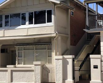 Enjoy the beachside lifestyle & amazing central location! PARK views. Wi-Fi+C/PK - Glenelg - Budynek