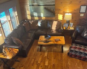 Quiet Getaway! Spacious Cabin - Close to Summer and Winter Fun! - Bridgton - Living room