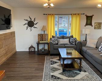 Spacious family home with luxe beds, fenced in back yard, heart of town! - Davenport - Living room