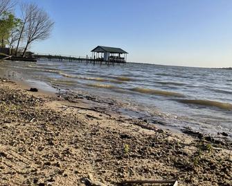Lake Front two bedrooms tiny home on 3 Acres - Mabank - Beach