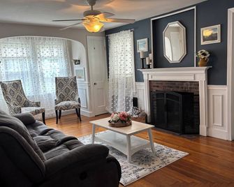 The Retreat at Rocky Point! - Warwick - Living room