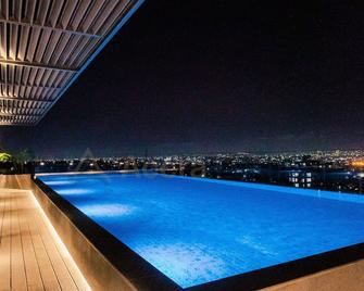 Accra Luxury Apartments @ The Lennox - Acra - Piscina