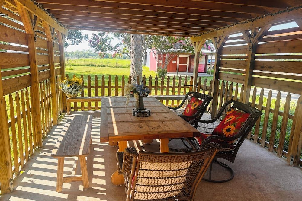 Farm House Vacation Rental- in The Heart - Corsicana - Patio