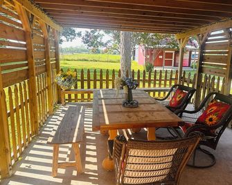 Farm House Vacation Rental- in The Heart - Corsicana - Patio